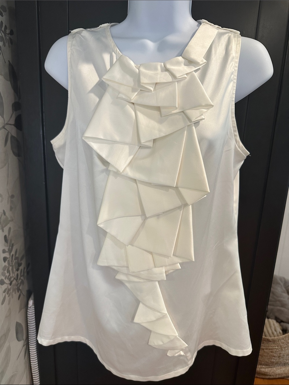 Romeo and Juliet couture sleeveless blouse with ruffle size M. Zipper in back
